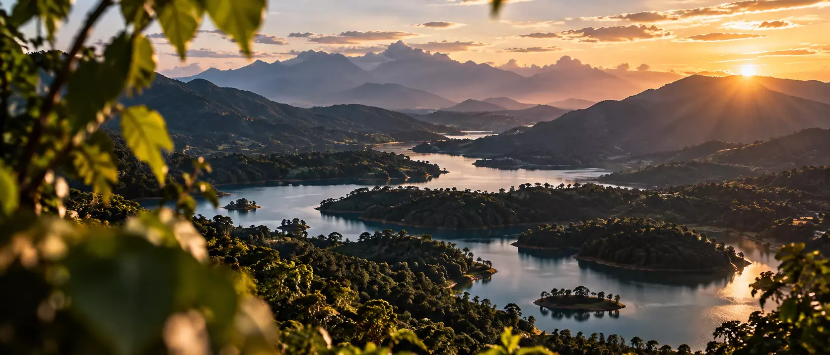 Embalse rodeado de bosque en la cordillera, al amanecer