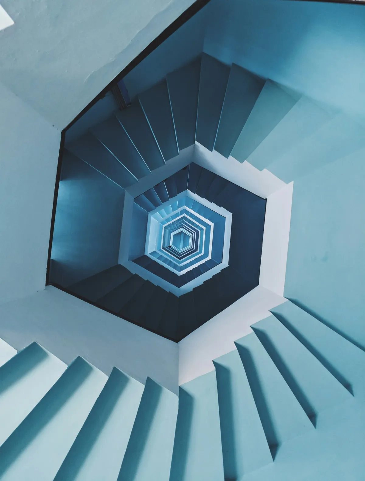 Escalera hexagonal vista desde abajo, en tonos azules