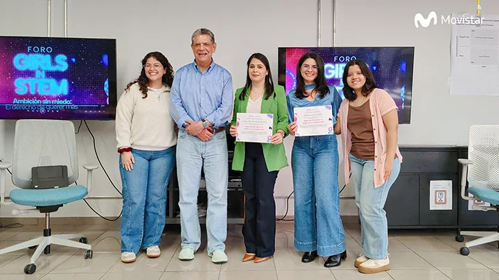 Participantes del foro Girls in STEM con sus reconocimientos