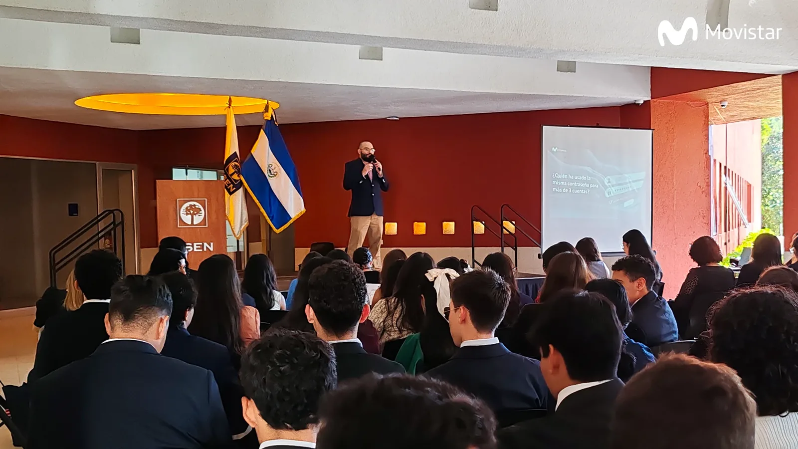 Charla de Movistar Empresas ante estudiantes en el auditorio de ESEN