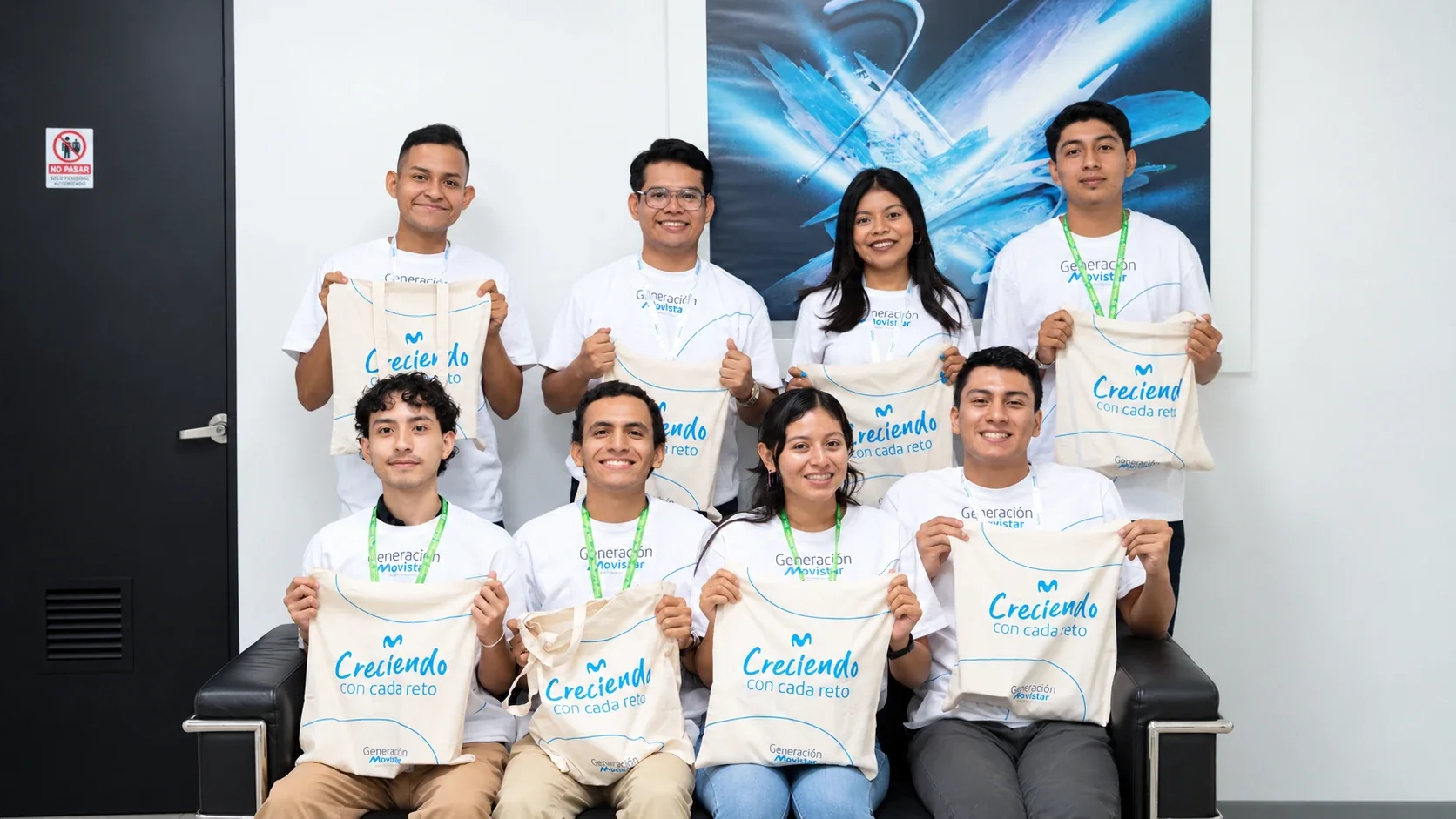 Los jóvenes de Generación Movistar 2026 posan con bolsas del programa con el lema «Creciendo con cada reto»