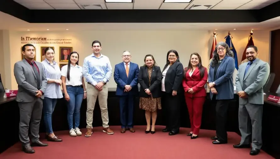 Representantes de Movistar El Salvador y de la UTEC en la firma del convenio